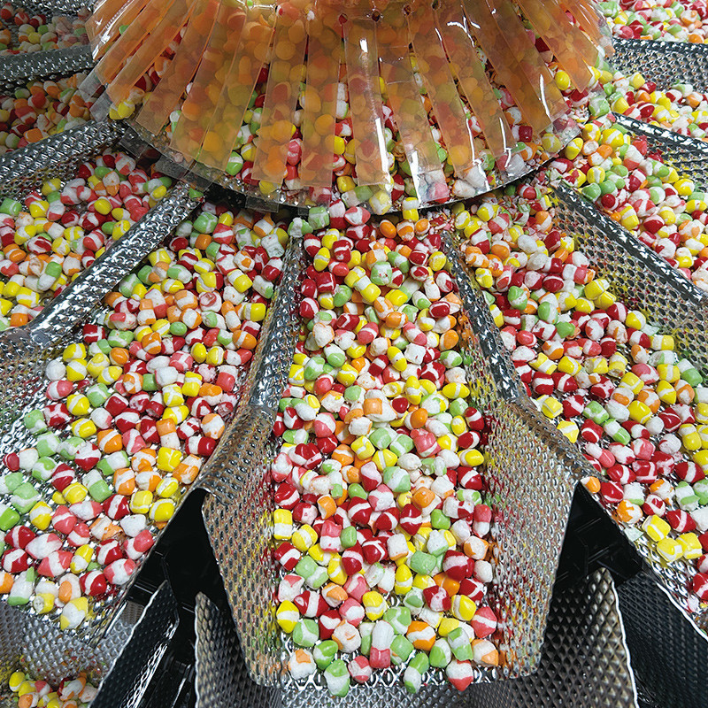 Całkowicie automatyczny szybki azot pionowa forma wypełnić pieczęć torebki przekąski żywności Ważenie puffs żywności pellet Packing Machine