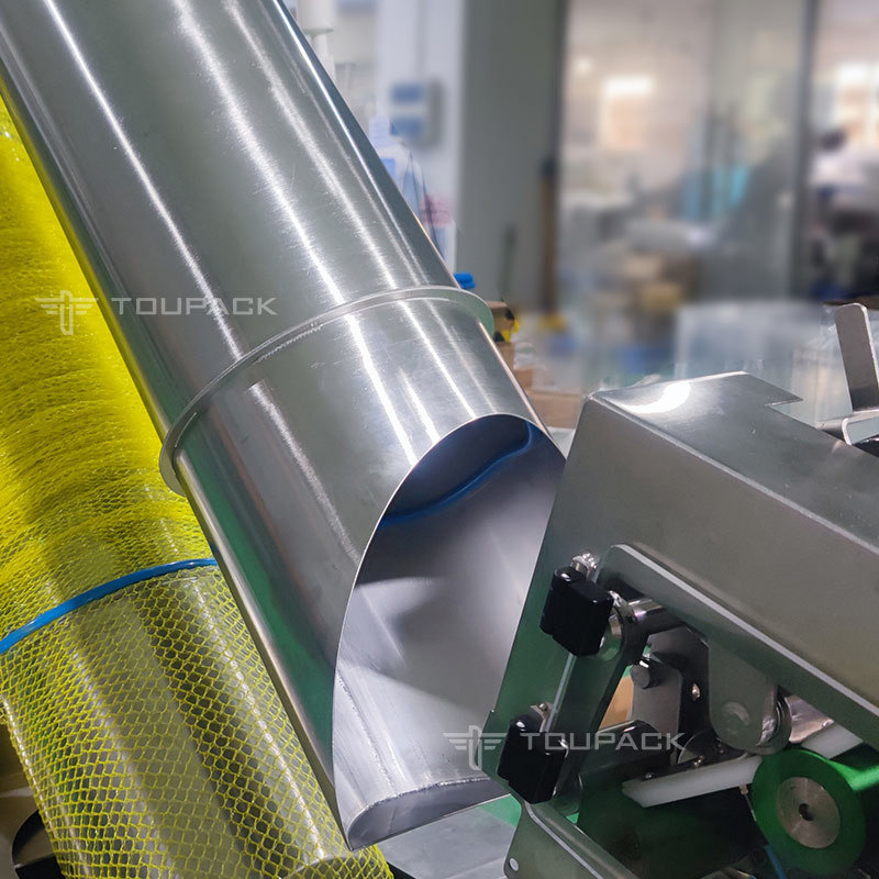 Półautomatyczna maszyna do pakowania w siatkę do orzeszków ziemnych, pomarańczy, owoców i warzyw, ziemniaków, czosnku, cebuli