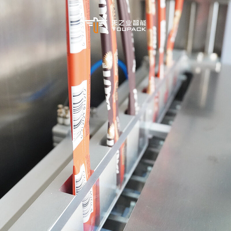 Automatyczna wielotorowa maszyna do pakowania płynów w saszetki o pojemności 50 ml 100 ml, sok owocowy, lody, galaretka, patyczki, paski